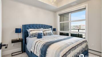 2 habitaciones, escritorio y tabla de planchar con plancha