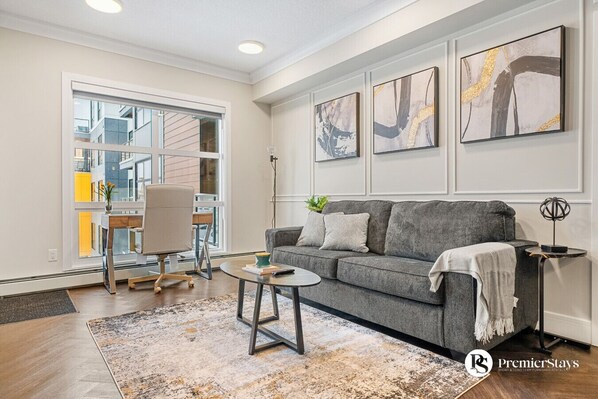 Téléviseur connecté, chaîne audio, bureau