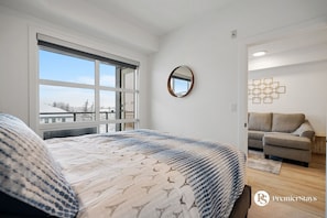 1 habitación, escritorio, tabla de planchar con plancha y cuna de viaje