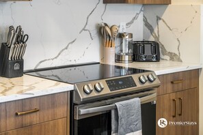 ثلاجة، ميكروويف، فرن، موقد طهي مسطح