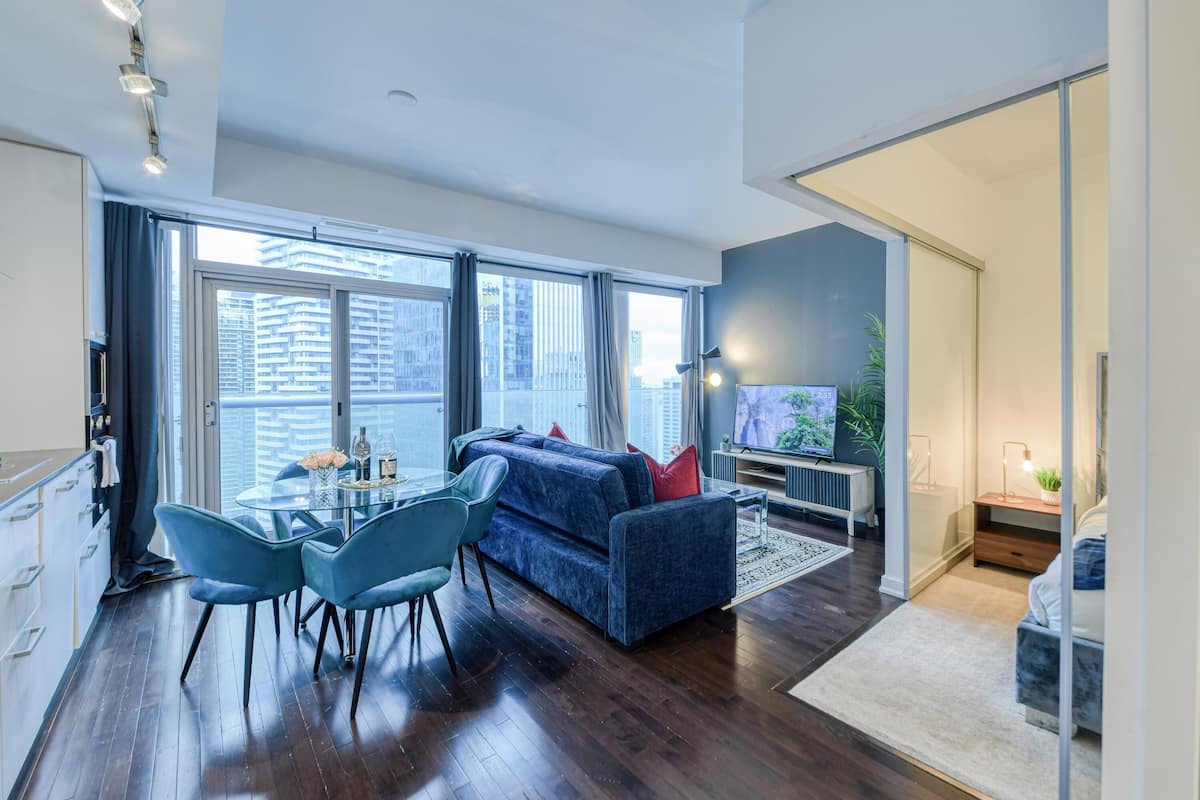 Apartamento básico | Zona de estar | Una televisión, servicios de streaming