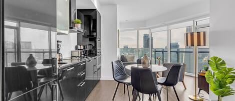 Apartamento City | Cocina privada | Frigorífico grande, microondas, horno y placa de cocina