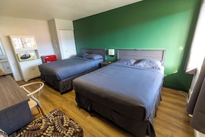 Standardværelse - 2 queensize-senge (Second floor) | Skrivebord, gratis Wi-Fi, sengetøj
