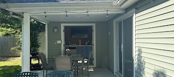 Charming 2-bedroom bungalow in Seaford with outdoor bar area for the RYDER CUP