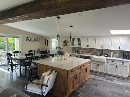 Charming 2-bedroom bungalow in Seaford with outdoor bar area for the RYDER CUP