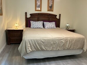 2 quartos, escrivaninha, ferros/tábuas de passar roupa