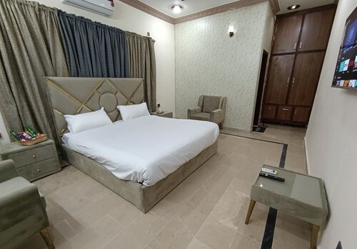 Spacious 10-bedroom hotel in brilliant Islamabad with WiFi, AC