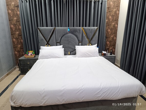 10 bedrooms, iron/ironing board, free WiFi, bed sheets