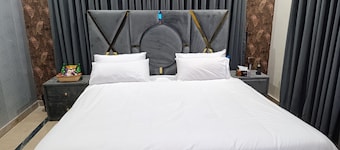 Spacious 10-bedroom hotel in brilliant Islamabad with WiFi, AC