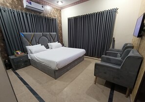 10 slaapkamers, een strijkplank/strijkijzer, gratis wifi, beddengoed