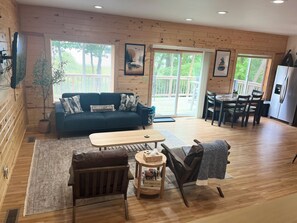 Smart TV, mesa de ping pong, libros