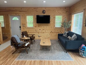 Smart TV, mesa de ping pong, libros