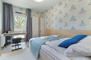 3 chambres, bureau, fer et planche à repasser, lit de bébé portatif