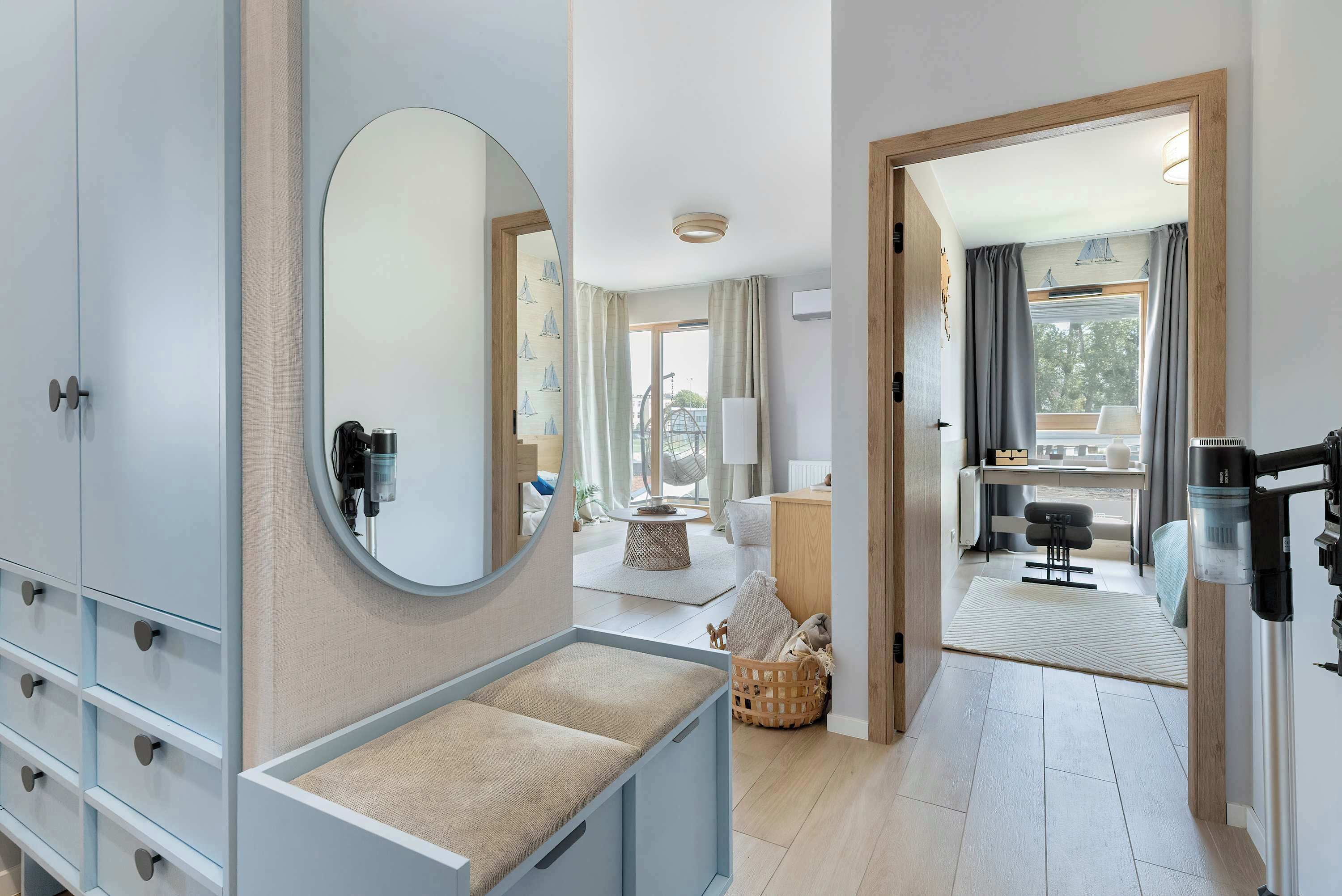 3 dormitorios, escritorio, tabla de planchar con plancha y cuna de viaje