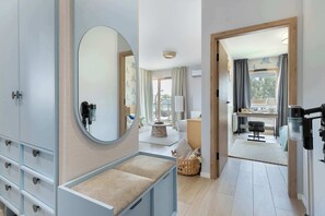 3 habitaciones, escritorio y tabla de planchar con plancha 