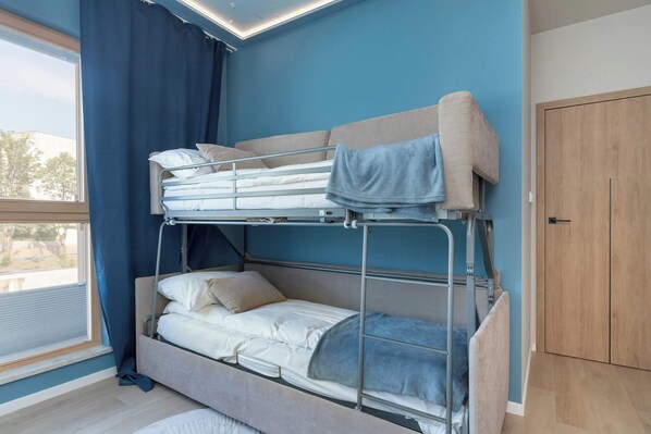 3 Schlafzimmer, Schreibtisch, Bügeleisen/Bügelbrett, Reisekinderbett