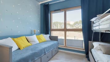 3 bedrooms, desk, iron/ironing board, travel crib