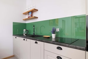 Kühlschrank, Mikrowelle, Herdplatte, Wasserkocher