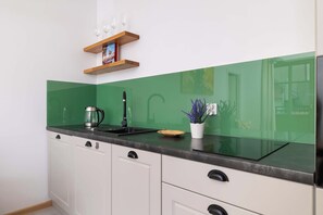 Kühlschrank, Mikrowelle, Herdplatte, Wasserkocher