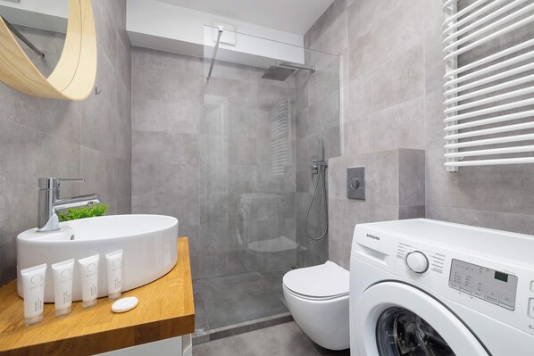 Shower, hair dryer, towels, shampoo