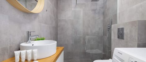 Douche, sèche-cheveux, serviettes fournies, shampoing