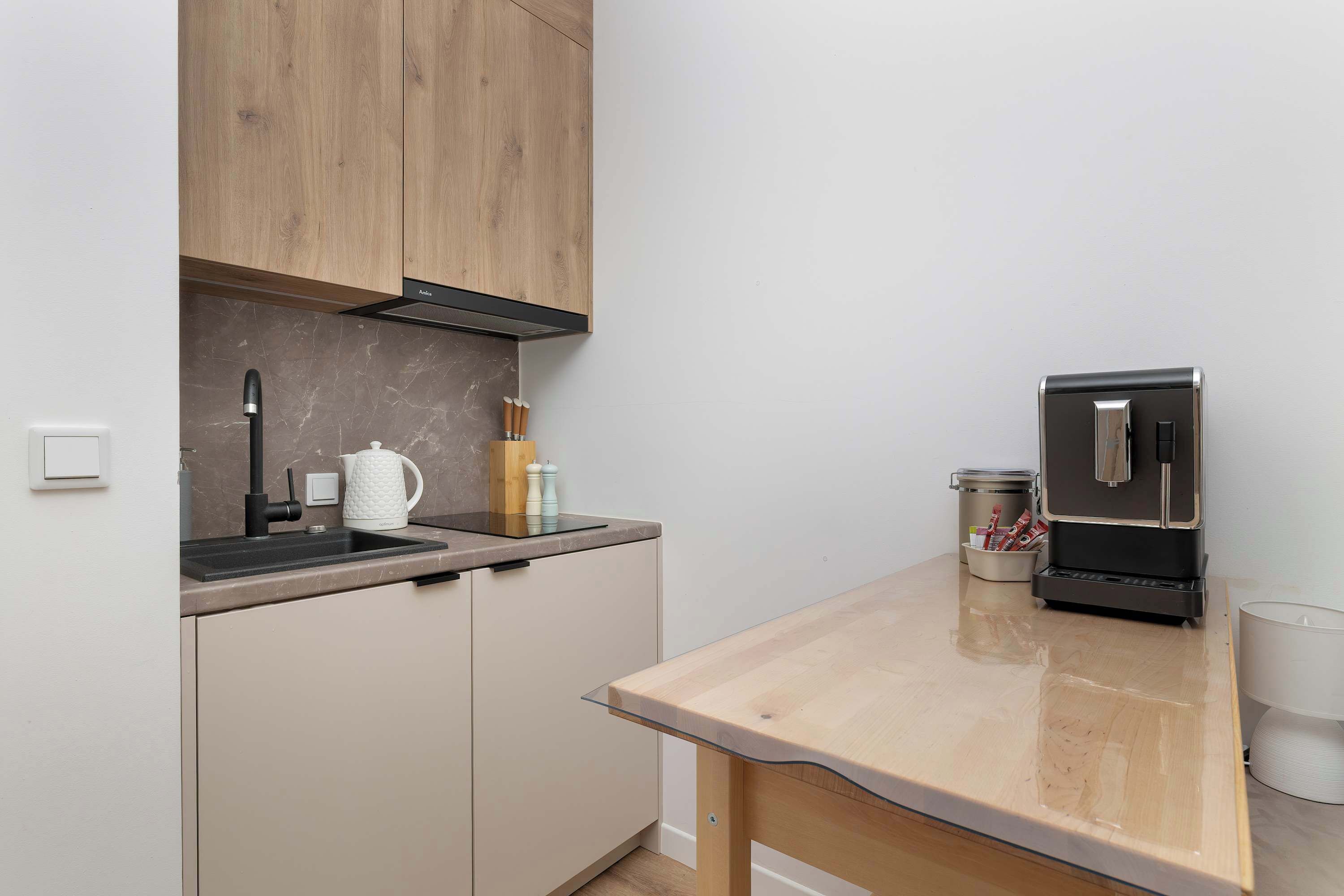 Kühlschrank, Herdplatte, Wasserkocher mit Kaffee-/Teezubehör