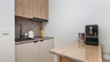 Kühlschrank, Herdplatte, Wasserkocher mit Kaffee-/Teezubehör