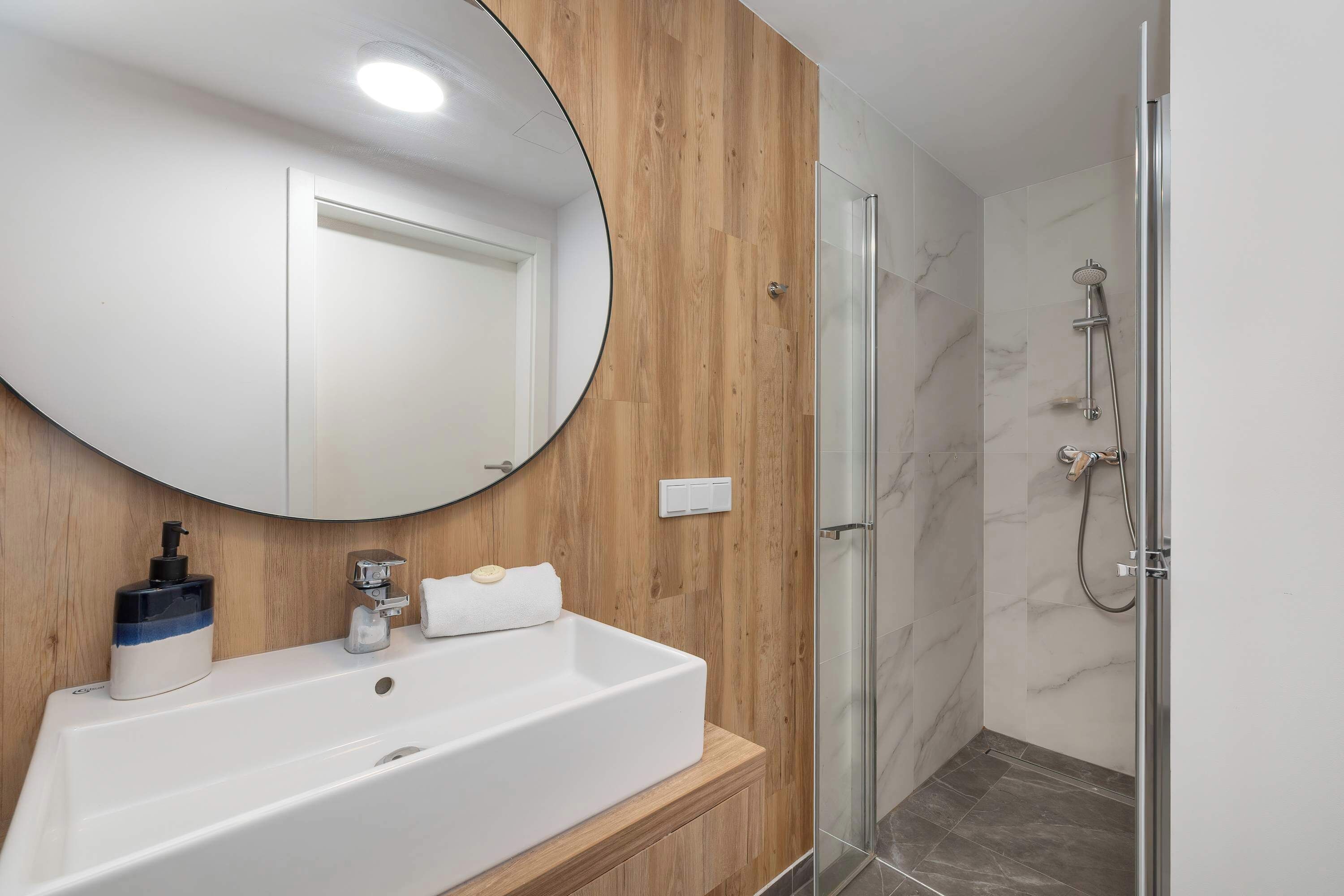 Een douche, een haardroger, handdoeken