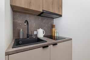 Fridge, stovetop, coffee/tea maker, electric kettle