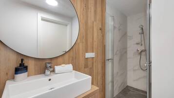 Een douche, een haardroger, handdoeken