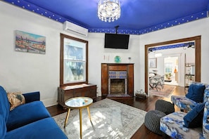 TV - Periwinkle Perch Historic Cottage Near Downtown (St. Augustine)