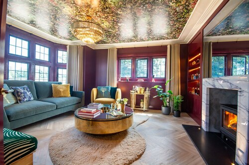 Liongate Lodge - sleeps 2 guests  in 1 bedroom