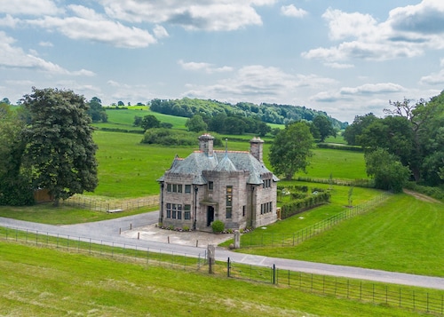 Liongate Lodge - sleeps 2 guests  in 1 bedroom