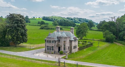 Liongate Lodge - sleeps 2 guests in 1 bedroom