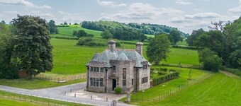 Liongate Lodge - sleeps 2 guests in 1 bedroom