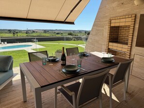 Outdoor dining - Luxury apartment near the Marina and Falesia Beach in Vilamoura (Quarteira)