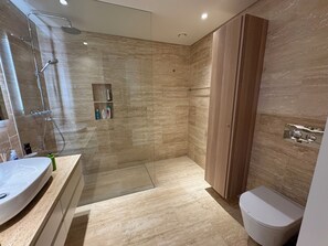 Hair dryer, towels, toilet paper - Luxury apartment near the Marina and Falesia Beach in Vilamoura (Quarteira)