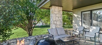 Classy and Cozy Cottage #6 in Barton Creek Lakeside- inside private country club