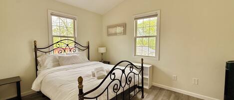 5 bedrooms, iron/ironing board, free WiFi, bed sheets