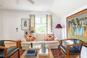 Living area - Walk to Nissan/Broadway + Sleeps 12 + Big Yard (Nashville)