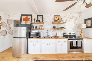 Private kitchen - Walk to Nissan/Broadway + Sleeps 12 + Big Yard (Nashville)