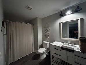 Serviettes fournies, papier de toilette