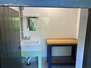 Suihku, ympäristöystävälliset hygieniatuotteet, hiustenkuivaaja, saippua