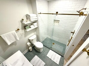 Douche, séchoir à cheveux, serviettes fournies, savon