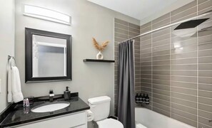Shower, hair dryer, shampoo - Lavish 3Bed 3Bath Condo in Uptown (Minneapolis)