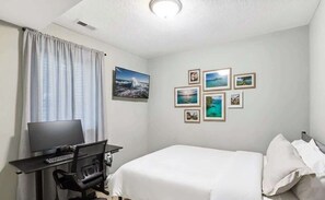 3 bedrooms, iron/ironing board, WiFi, bed sheets - Lavish 3Bed 3Bath Condo in Uptown (Minneapolis)