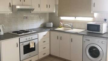 Lemari es, microwave, oven, dan kompor