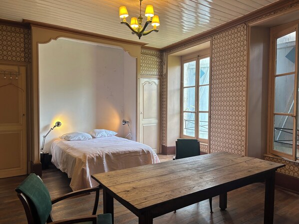 5 bedrooms, bed sheets