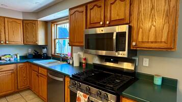 Køleskab, mikrobølgeovn, ovn, kogeplade