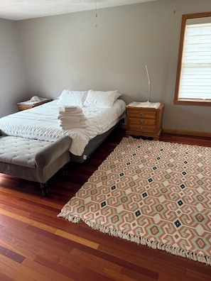 4 bedrooms, iron/ironing board, free WiFi, bed sheets - Peaceful Home in Central Maine (Sidney)